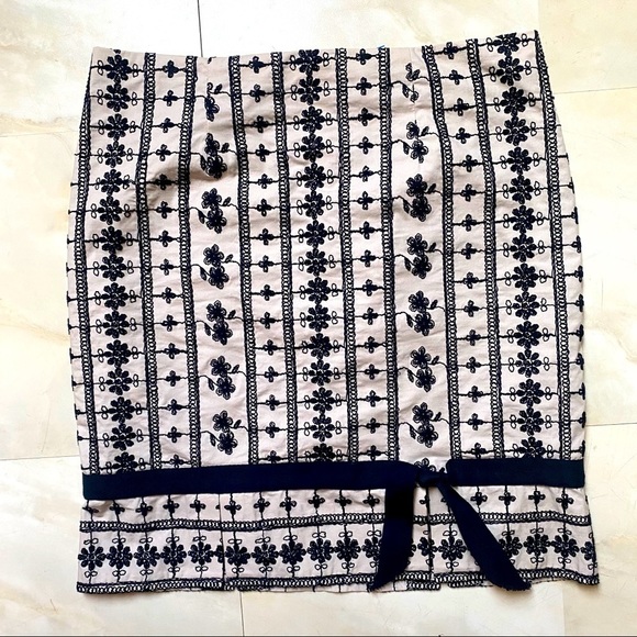 Nanette Lepore Dresses & Skirts - Nanette Lepore embroidered crochet pencil skirt tan neutral floral with bow